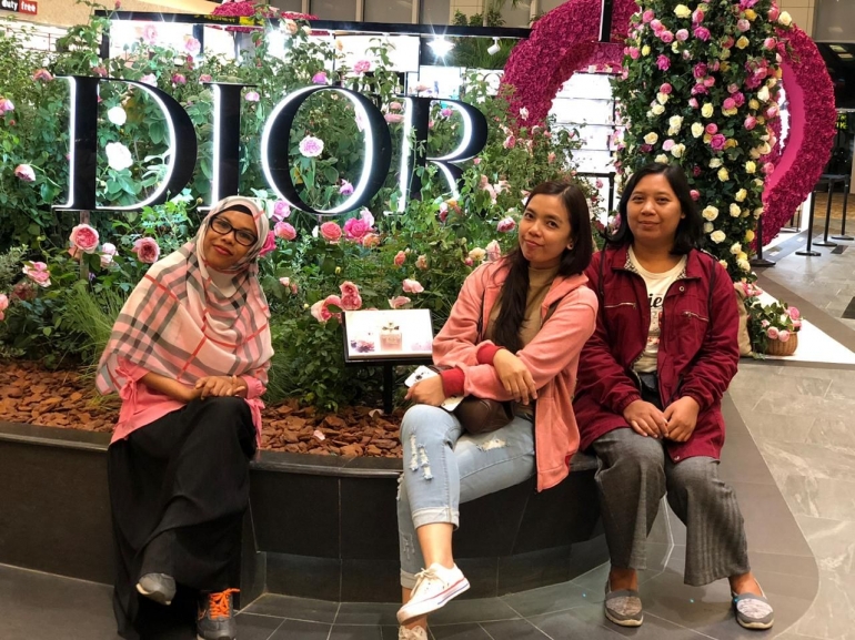 Di Bandara Changi bersama teman-teman (dokumen pribadi)
