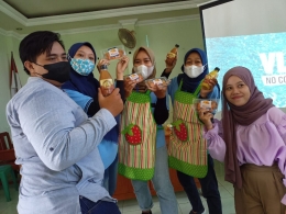  Mahasiswa KKN Pulkam Desa Juwet, Universitas Negeri Malang dengan produk olahan (dokpri)