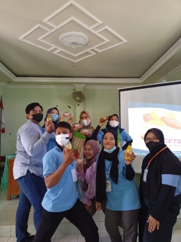 Peserta KKN Pulkam Desa Juwet Universitas Negeri Malang dengan Produk Olahan/dokpri