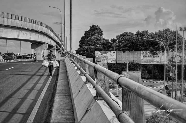 Foto candid fotografi jalanan yang diambil di jembatan layang. (Sumber: Dokumentasi pribadi/Foto oleh Kazena Krista)