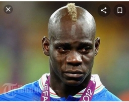 Mario Balotelli menangis. Sumber: Tribunnews.com