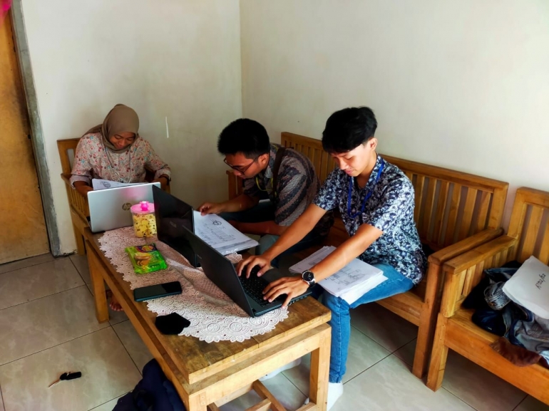 Mahasiswa KKN Universitas Negeri Malang Desa Juwet sedang melakukan rekapitulasi (Dokpri)