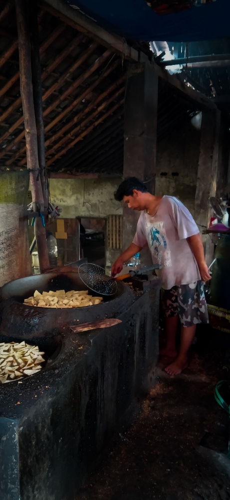 Foto Salah Satu Karyawan Ibu Minah yang Sedang Menggoreng Tahu (dokpri)