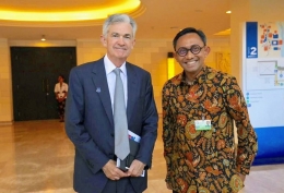 Penulis bersama Jerome Powell, Gubernur Bank Sentral AS (The Fed) saat Pertemuan Tahunan IMF tahun 2018 - dokumentasi pribadi