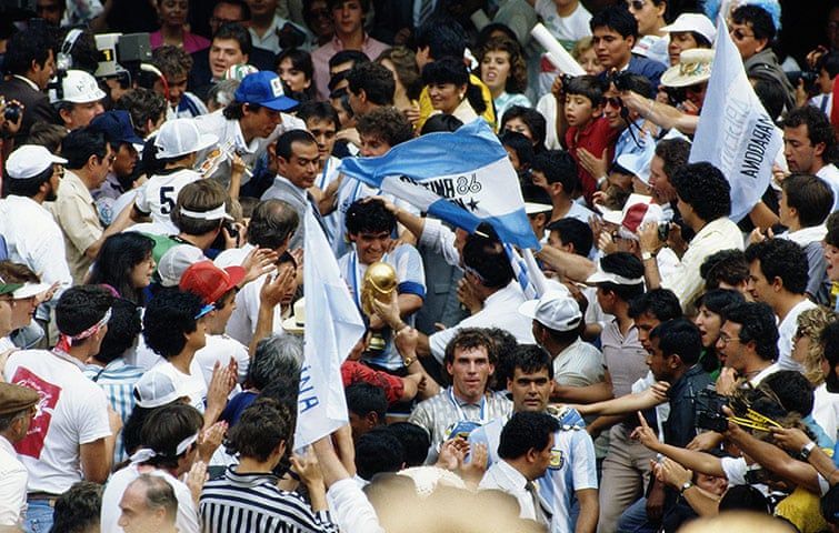 Maradona dan membawa pulang trofi pada 1986. (David Cannon/Getty Images)