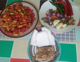 Bahan membuat Sayur Kulit Melinjo [Foto: Siti Nazarotin]