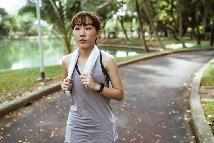 Ilustrasi perempuan sedang jogging | pexels/Ketut Subiyanto