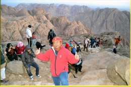 Momen mendaki Gunung Tursina-Mount Sinai. Foto: Dokumentasi Pribadi
