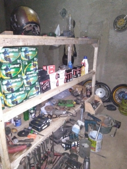 Peralatan bengkel dan beberapa onderdril yang tersisa di bengkel Taruna Auto Motor. (Dok.pri)