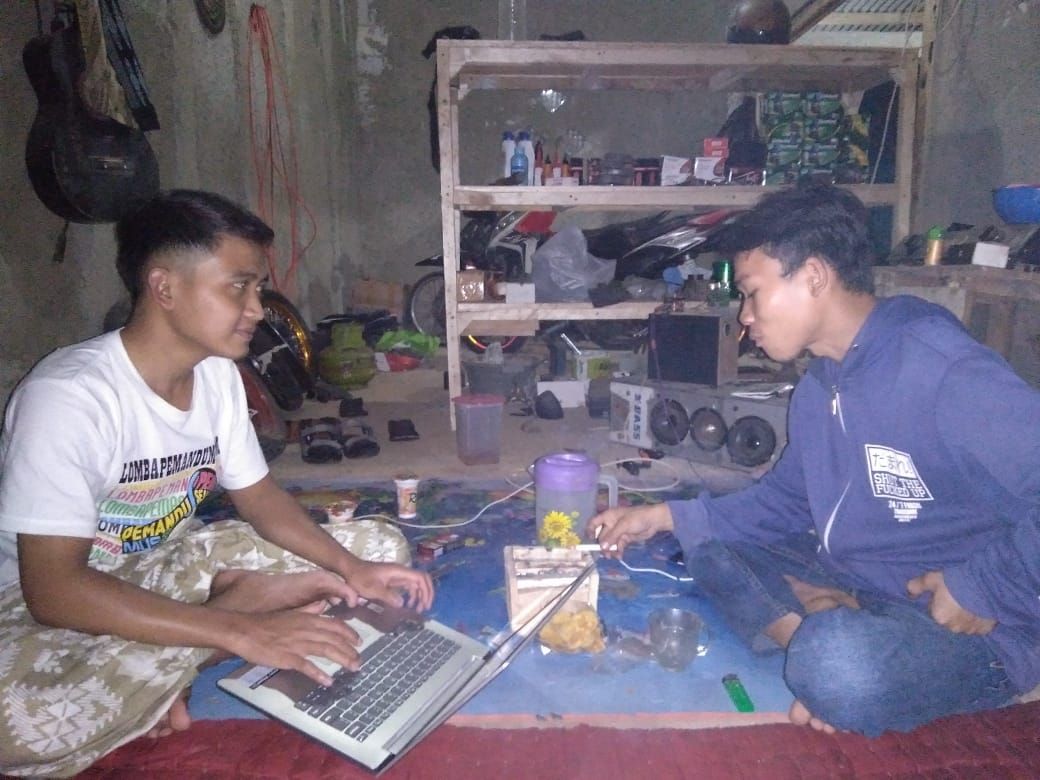 Saat wawancara dengan pemilik bengkel Taruna Auto Motor, M. Ujang Ilam (kanan). (Dok.pri)