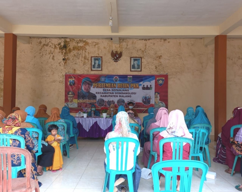 Foto 1. Kegiatan POSBINDU dan Sosialisasi Vaksinasi di Balai Dusun Sonokembang, Desa Sepanjang (Dokpri)
