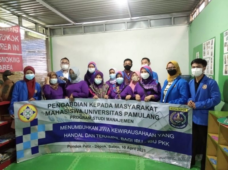 Foto : Team PKM UNPAM Bersama Ibu PKK-dokpri