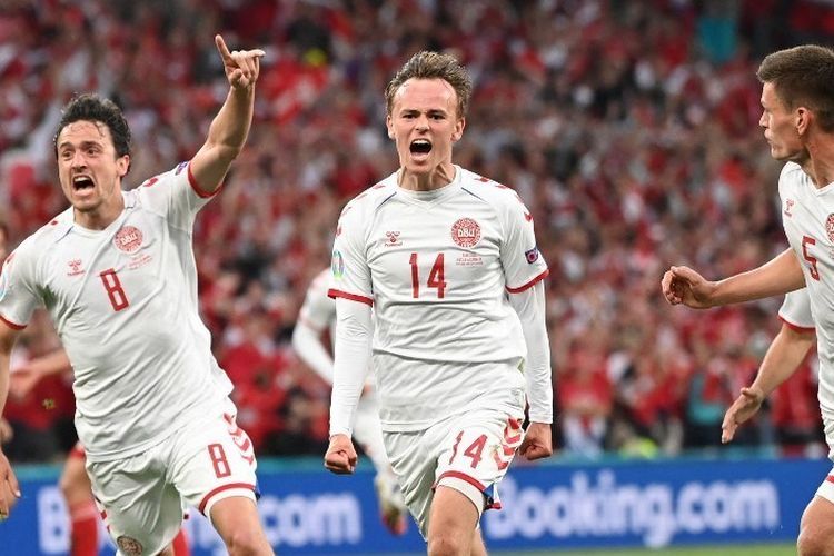 Penyerang Denmark, Mikkel Damsgaard (kanan), berselebrasi bersama rekannya setelah mencetak gol pada pertandingan Grup B Piala Eropa antara Rusia vs Denmark di Parken Stadium, Kopenhagen, Senin (21/6/2021) atau Selasa dini hari WIB.(JONATHAN NACKSTRAND/AFP)