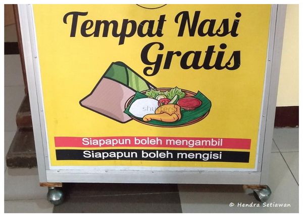 Gerobak tempat nasi bungkus di salah satu ruang publik (foto: dok. pribadi) 