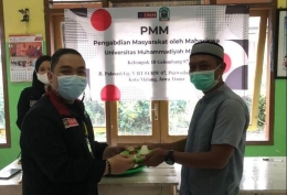 Prosesi Potong Tumpeng Koordinator PMM dengan Ketua RT 01 Pulosari (13/06/2021)