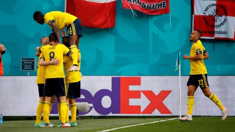 Swedia merayakan gol ke gawang Polandia. (via beinsports.com)