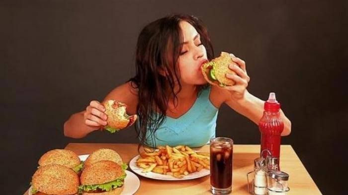 Seorang wanita yang tengah makan besar. Sumber Tribunnews.com