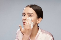 Ilustrasi mencuci wajah dengan menggunakan face wash (sumber: womantalk.com)