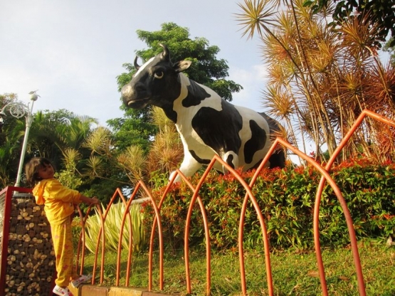 Patung sapi di salah satu sudut alun-alun  (dokpri)