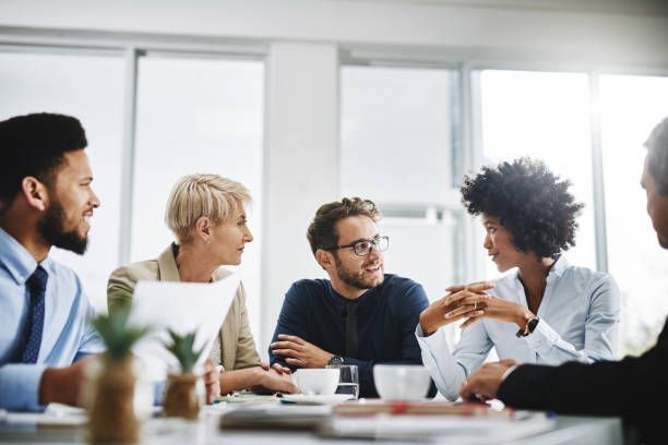 Sekumpulan orang yang sedang ngobrol. Sumber: istockphoto.com