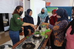 Gambar 2. Proses Pelatihan dari Mahasiswa KKN Universitas Negeri Malang kepada Ibu-Ibu PKK Desa Olehsasri dalam Pembuatan Susu Kacang / dokpri