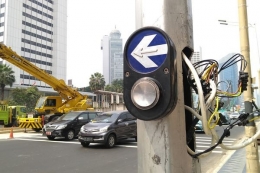 www.jakarta.bisnis.com - Potret warga Jakarta yang iseng (?) atau yang memelihara (maintenance) kurang baik, sehingga kabel2 keluar tanpa dibereskan? Atau warga iseng sampai melakukan ini?