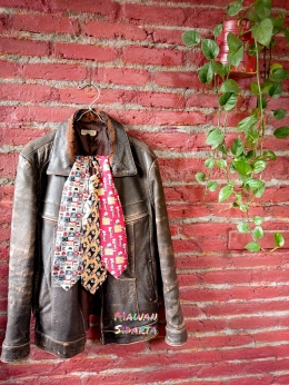 Merchandise jaket dan dasi (Dokumentasi Mawan Sidarta) 