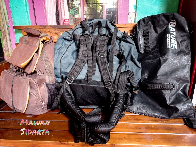 Merchandise berupa ransel, carrier dan dry bag (Dokumentasi Mawan Sidarta) 