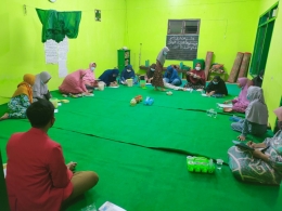 Naufal Dhermawan sedang melakukan sosialisasi pada orang tua murid, selasa (8 juni 2021)