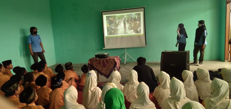 (antusias siswa dalam melihat video amatir bencana banjir yang terjadi beberapa bulan yang lalu di Desa Banjaragung) / dokpri