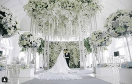 Resepsi Pernikahan Dengan Dekorasi Mewah (Sumber: www.dream.co.id)