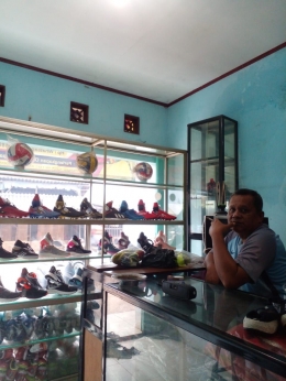 Potret pemilik toko sepatu di Tangerang, Banten(26/06/2021). dokpri