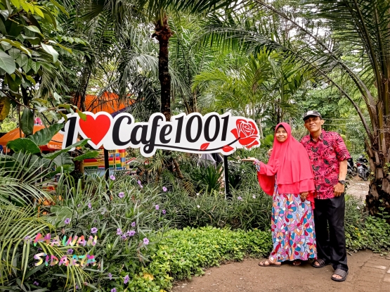 Lapak bunga juga dilengkapi warung kuliner (kafe)(Dokumentasi Mawan Sidharta)