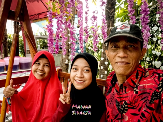 Melihat-lihat tanaman hias, bila capek bisa nongkrong sejenak di warung kuliner yang ada (Dokumentasi Mawan Sidarta)
