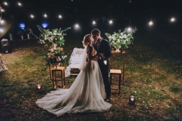 Ilustrasi resepsi pernikahan outdoor (Sumber: Shutterstock via Kompas.com)