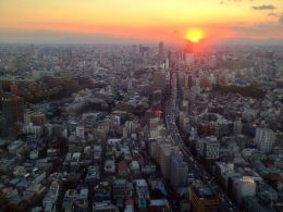 Pemandangan dari gedung Roponggi Hills, menikmati sunset sambil bekerja (dokumentasi pribadi)