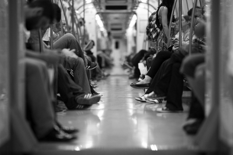 Ilustrasi suasana di sebuah gerbong kereta kota | Sumber: Pixabay