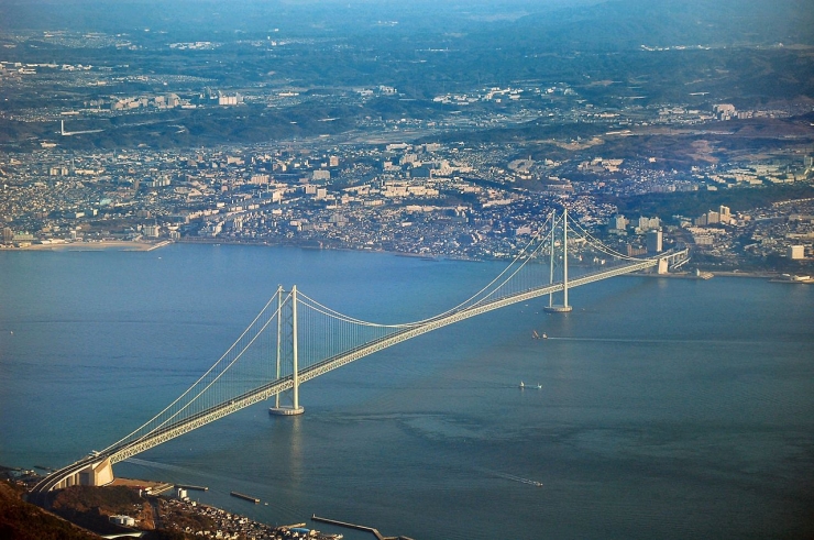 Jembatan Akashi Kaikyo, Kobe, Jepang. Sumber: https://en.wikipedia.org/wiki/Akashi_Kaiky%C5%8D_Bridge#/media/File:Akashi_Bridge.JPG