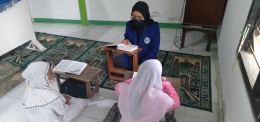 Mahasiswa KKN UM sedang membenarkan bacaan tajwid (dokpri)