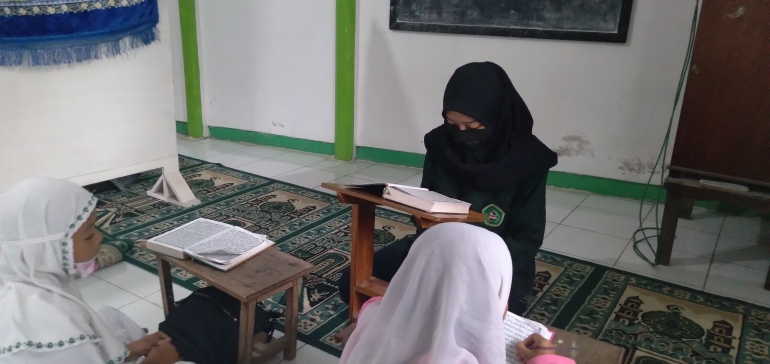 Mahasiswa UNISBA sedang mengajari makharijul huruf (dokpri)