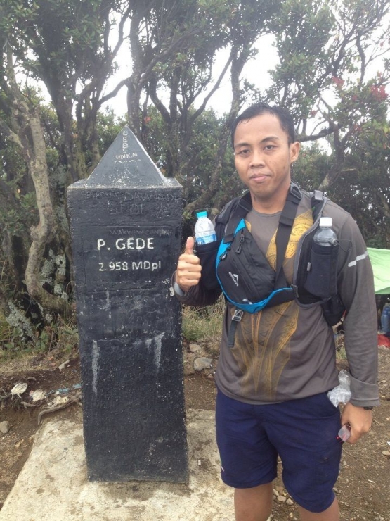 Di Puncak Gunung Gede Jawa Barat tahun 2017. Sumber gambar: Dokumentasi pribadi