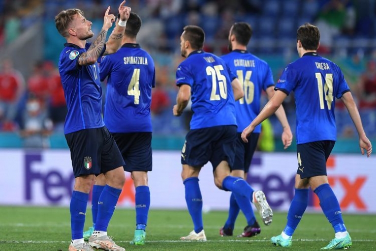 Skuad Italia lolos ke 8 besar Euro 2020 setelah menang 2-1 atas Austria (Foto UEFA.com/Chris Ricco via Kompas.com)