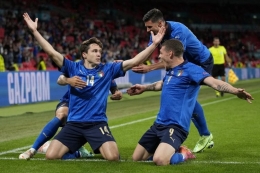 Para pemain Italia merayakan gol Federico Chiesa ke gawang Austria pada laga babak 16 besar Euro 2020 di Stadion Wembley, Inggris, 26 Juni 2020. (AFP/FRANK AUGSTEIN), kompas.com