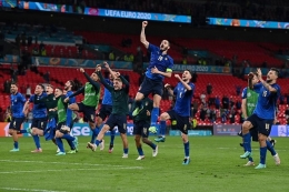 Skuad Italia saat merayakan kemenangan atas Austria pada 16 besar Euro 2020 di Stadion Wembley, London, Minggu (27/6/2021) dini hari WIB.(AFP/BEN STANSALL), kompas.com