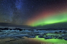 Cahaya Utara (Northern Lights) atau Aurora. Sumber: https://guidetoiceland.is/the-northern-lights/the-northern-lights-aurora-borealis-in-iceland