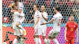 Striker Denmark Kasper Dolberg melakukan selebrasi usai mencetak gol melawan Wales. Gambar: tribunnews.com