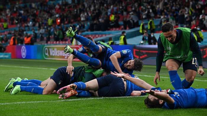 Para pemain Italia merayakan gol ke gawang Austria pada perpanjangan waktu. Sumber foto: Getty Images via Goal.com