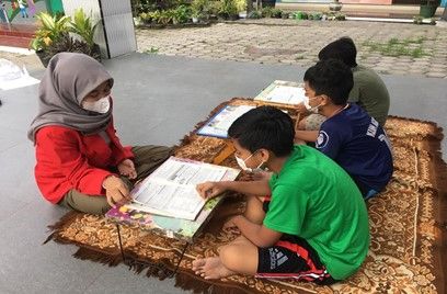 Kegiatan pendampingan belajar siswa SD 