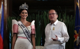 Mendiang Noynoy Aquino bersama Miss Universe 2015 Pia Wurtzbach di Istana Malacanang. Sejak kepemimpinannya, Filipina menjelma menjadi negara perkasa dalam kontes kecantikan dunia. - Wikipedia
