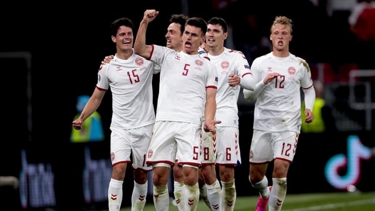 Pemain Denmark merayakan gol ke gawang Wales. (via aa.com.tr)